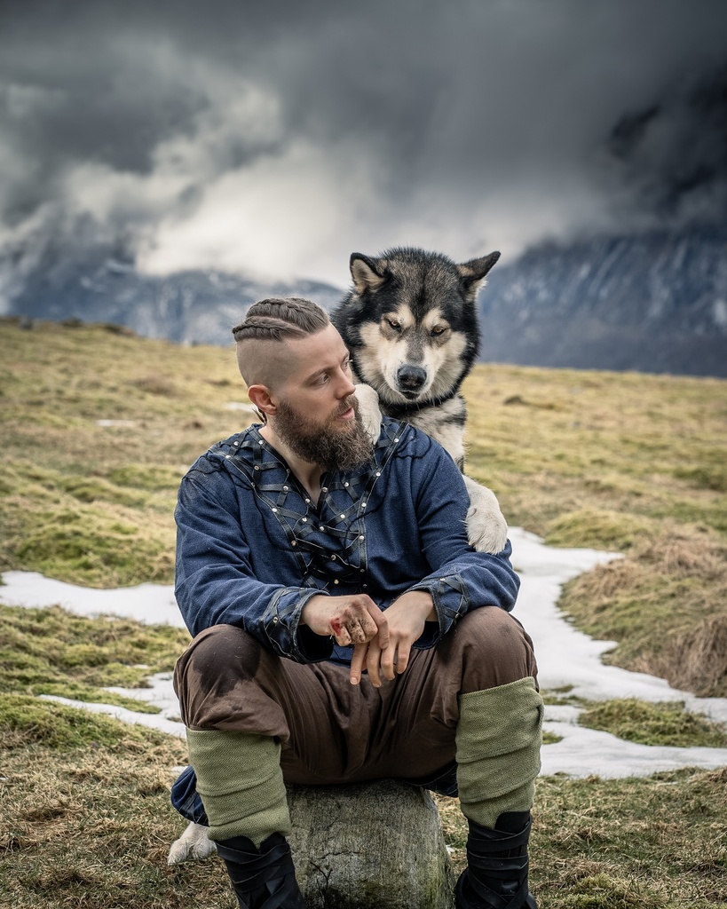 Wikingertunika Erik Dunkelblau mit Lederapplikation und Nieten Wikinger