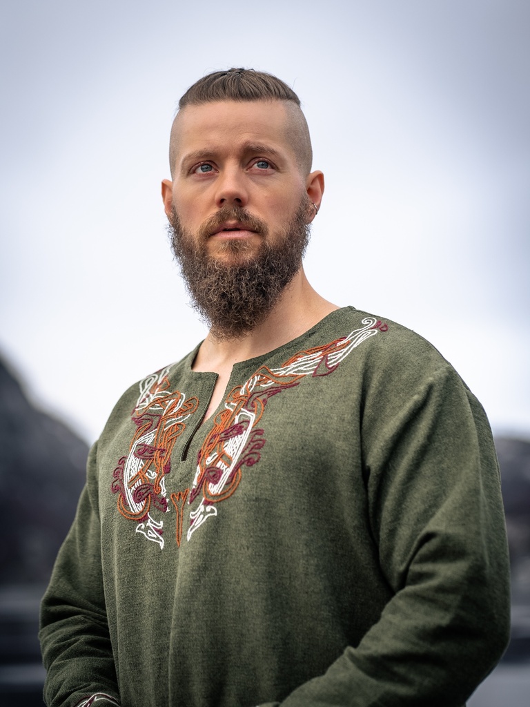 Wikinger Tunika "Snorri" mit Urnes-Stil Handstickerei Grün