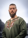 Wikinger Tunika "Snorri" mit Urnes-Stil Handstickerei Grün