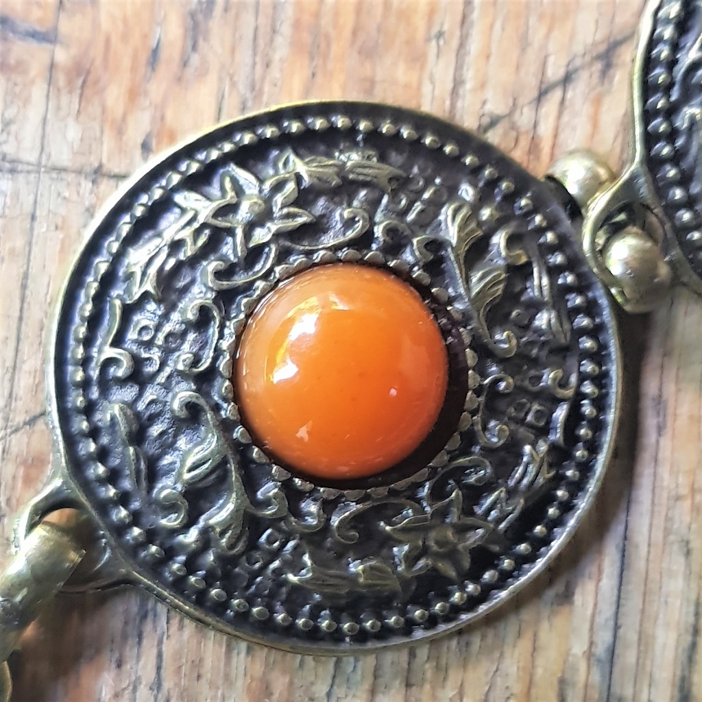 Y-NITRAM, Ypsilon-Kettengürtel, messingfarben, bernsteinfarbene Perle