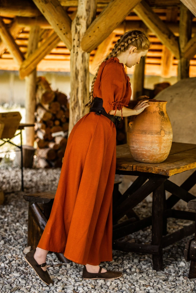 bodenlanges-kurzarmkleid-melisande-rost~13.webp