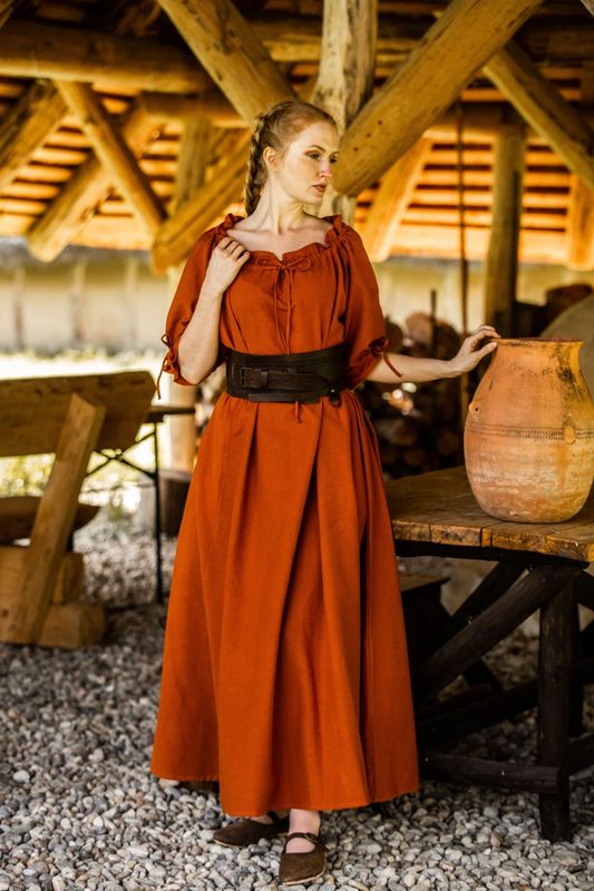 bodenlanges-kurzarmkleid-melisande-rost.webp