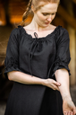 bodenlanges-kurzarmkleid-melisande-schwarz~5.webp