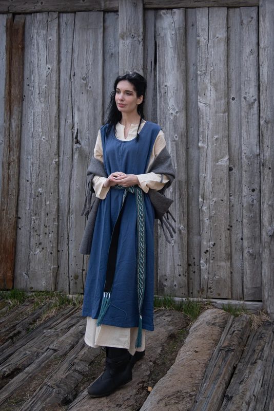baeuerliches-ueberkleid-gerda-blau.webp