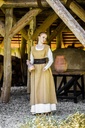 baeuerliches-ueberkleid-gerda-honigbraun.webp
