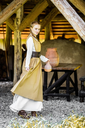 baeuerliches-ueberkleid-gerda-honigbraun~5.webp