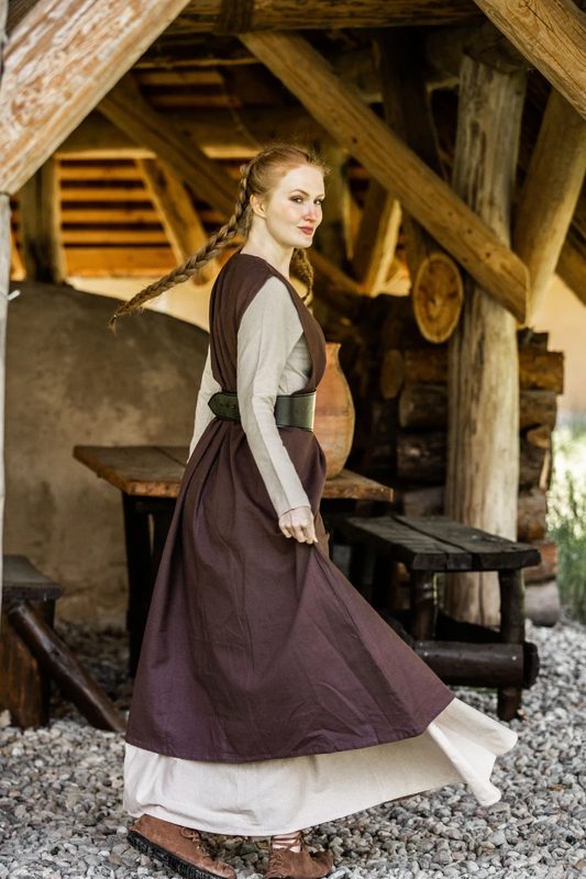 baeuerliches-ueberkleid-gerda-dunkelbraun~2.webp