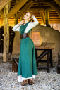 baeuerliches-ueberkleid-gerda-gruen.webp