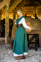 baeuerliches-ueberkleid-gerda-gruen~5.webp