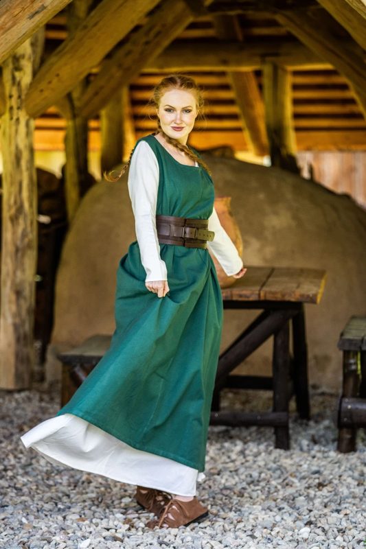 baeuerliches-ueberkleid-gerda-gruen~4.webp