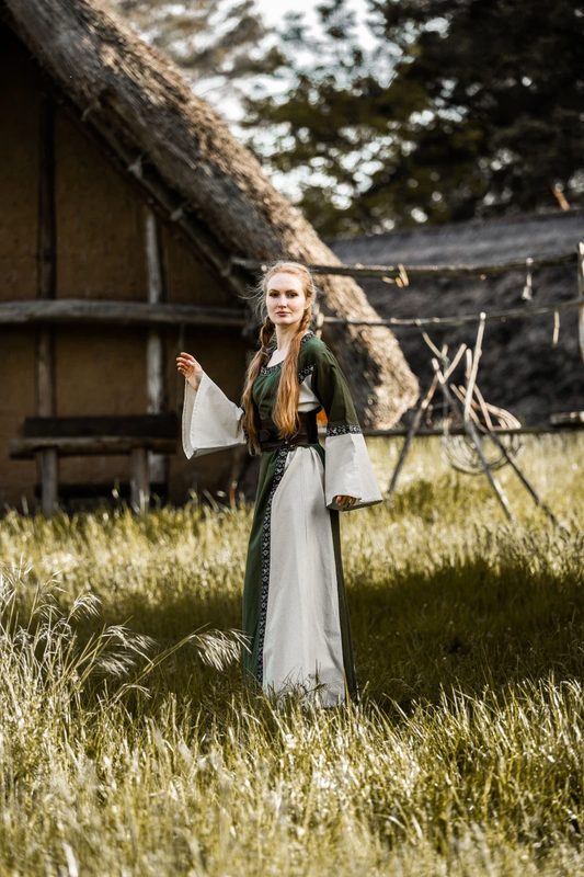 mittelalter-baumwollkleid-angie-gruen-natur~13.webp