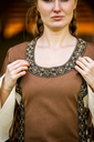 mittelalter-baumwollkleid-angie-tabak-natur~9.webp