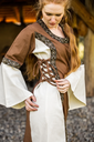 mittelalter-baumwollkleid-angie-tabak-natur~11.webp