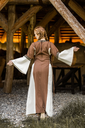 mittelalter-baumwollkleid-angie-tabak-natur~6.webp