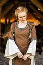 mittelalter-baumwollkleid-angie-tabak-natur~10.webp