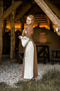 mittelalter-baumwollkleid-angie-tabak-natur~4.webp