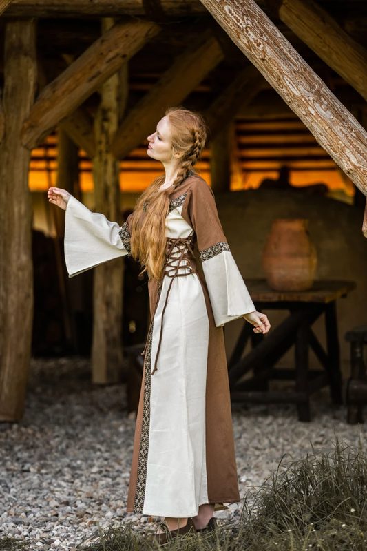 mittelalter-baumwollkleid-angie-tabak-natur.webp