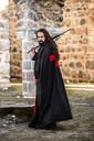umhang-der-tempelritter-arnulf-schwarz-rot~2.webp