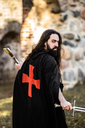 umhang-der-tempelritter-arnulf-schwarz-rot~12.webp