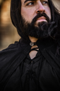 umhang-der-tempelritter-arnulf-schwarz-rot~4.webp