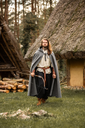 wollumhang-mit-langer-kapuze-hervir-grau_1~2.webp