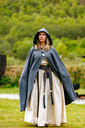 umhang-mit-langen-knoepfen-marie-grau~2.webp