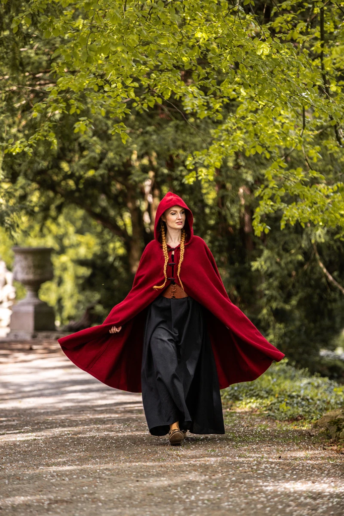 umhang-mit-langen-knoepfen-marie-rot~2.webp