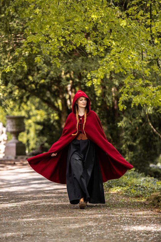 umhang-mit-langen-knoepfen-marie-rot~2.webp