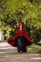 umhang-mit-langen-knoepfen-marie-rot~2.webp