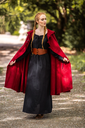umhang-mit-langen-knoepfen-marie-rot~3.webp