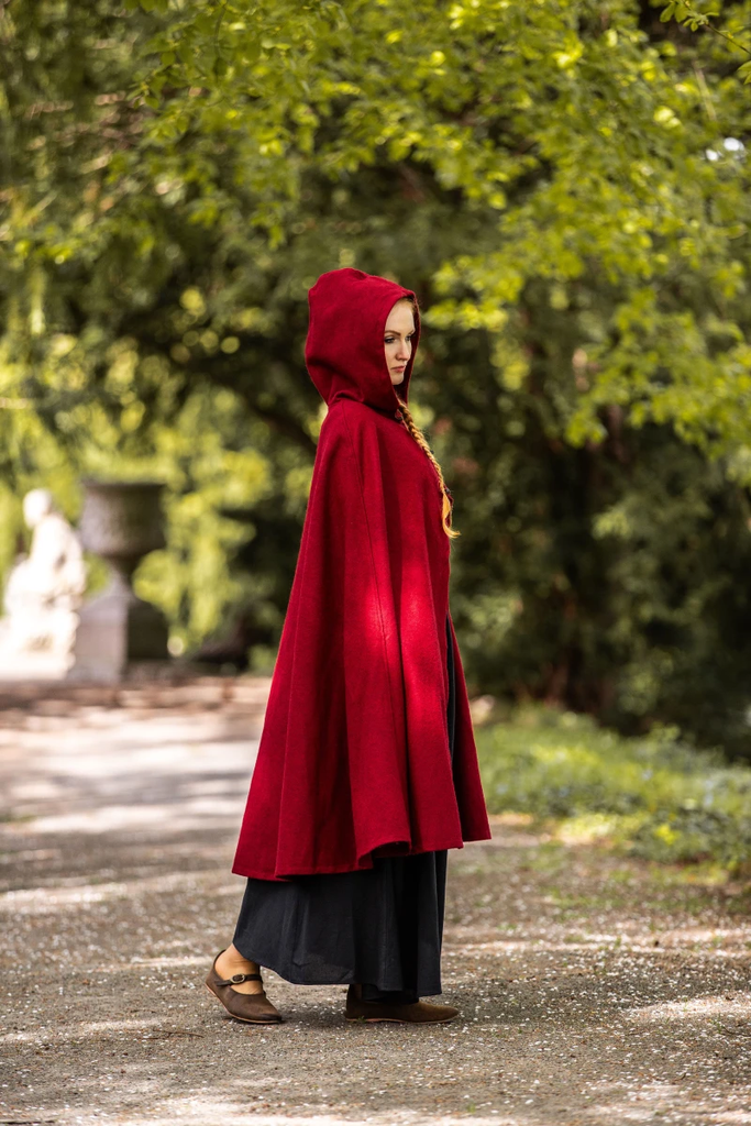 umhang-mit-langen-knoepfen-marie-rot~12.webp