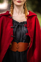 umhang-mit-langen-knoepfen-marie-rot~7.webp