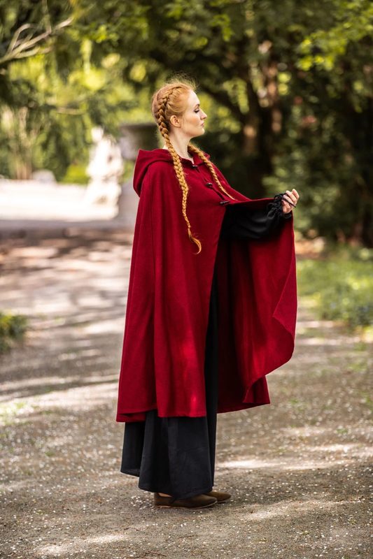 umhang-mit-langen-knoepfen-marie-rot~4.webp