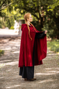 umhang-mit-langen-knoepfen-marie-rot~4.webp
