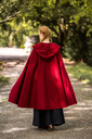 umhang-mit-langen-knoepfen-marie-rot~5.webp
