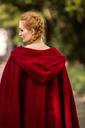umhang-mit-langen-knoepfen-marie-rot~6.webp
