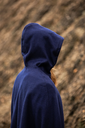 wollumhang-mit-wolfsschliesse-tjark-blau_1~9.webp