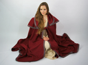umhang-mit-grosser-kapuze-theresa-rot~2.webp