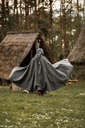 wollumhang-mit-fibel-und-langer-kapuze-ilmar-grau~12.webp