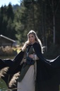 klassischer-mittelalterumhang-elinor-schwarz~2.webp