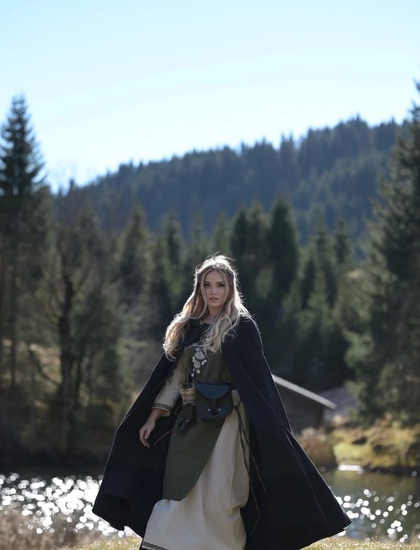 klassischer-mittelalterumhang-elinor-schwarz-2.webp