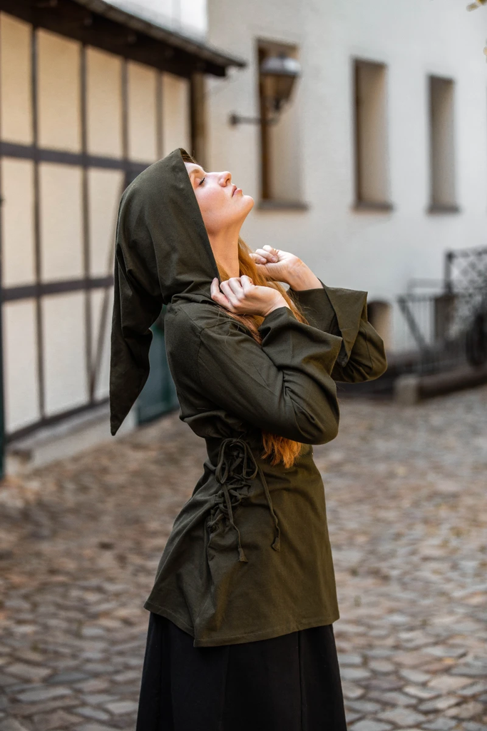 geschnuertes-oberteil-lea-mit-kapuze-olivgruen~9.webp