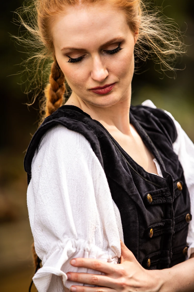 uniformweste-adaliz-schwarz~9.webp