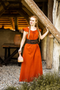 bodenlanges-kleid-mit-schulterruesche-clara-rost~3.webp