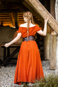 bodenlanges-kleid-mit-schulterruesche-clara-rost~12.webp