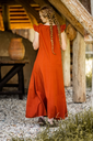 bodenlanges-kleid-mit-schulterruesche-clara-rost~4.webp