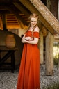 bodenlanges-kleid-mit-schulterruesche-clara-rost~9.webp
