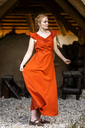 bodenlanges-kleid-mit-schulterruesche-clara-rost~2.webp