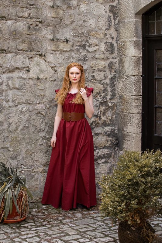 bodenlanges-kleid-mit-schulterruesche-clara-rot~2.webp