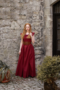 bodenlanges-kleid-mit-schulterruesche-clara-rot~2.webp